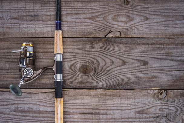 vista dall'alto di canna da pesca su assi di legno, concetto minimalista
  - Foto, immagini