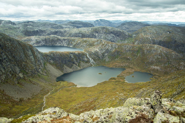 Красивий краєвид гірське озеро у національному парку Folgefonna у Норвегії. Невелика осінній день в горах. Осінній пейзаж озеро. - Фото, зображення