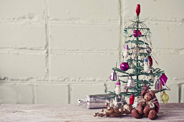 ヴィンテージのクリスマスの装飾と人工のカラフルなモミの木のクローズ アップ ビュー - 写真・画像