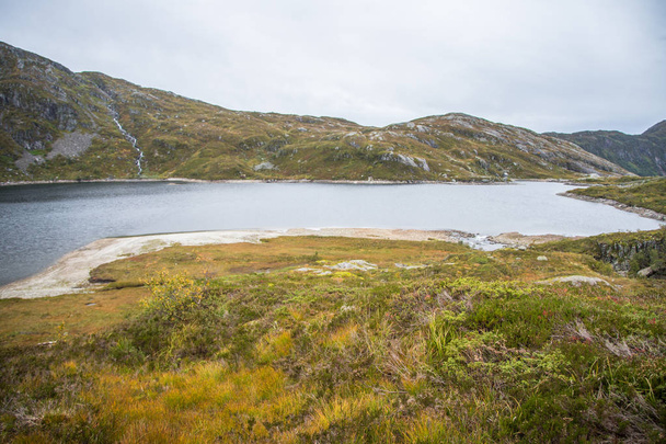 Bir dağ gölü Folgefonna Milli Parkı'nda Norveç'te güzel bir manzara. Bulutlu sonbahar günü dağlarda. Göl sonbahar sahne. - Fotoğraf, Görsel