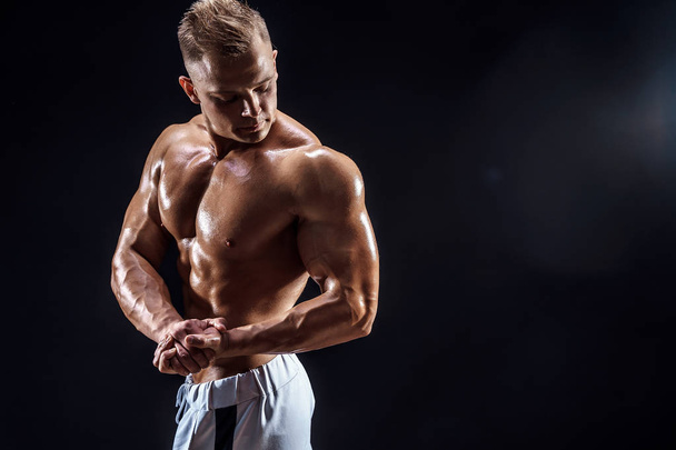 Handsome strong bodybuilder posing in studio - Fotoğraf, Görsel