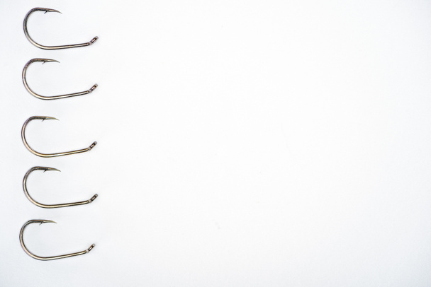 vista dall'alto di ami da pesca posizionati in fila isolati su bianco
 - Foto, immagini