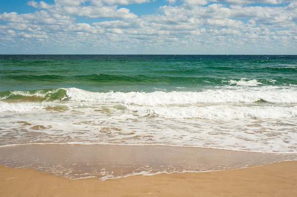 Duże łamanie fala na piaszczystej plaży nad brzegiem Sozopol w Bułgarii. Piękne fale mycia plaży ze złotym piaskiem na dzień jasny lato. - Zdjęcie, obraz