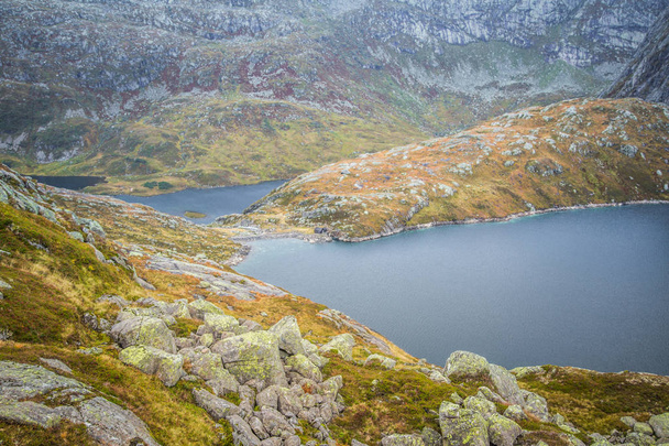 Прекрасный пейзаж горного озера в Национальном парке Фолгефонна в Норвегии. Осенний пасмурный день в горах. Осенний пейзаж озера
. - Фото, изображение