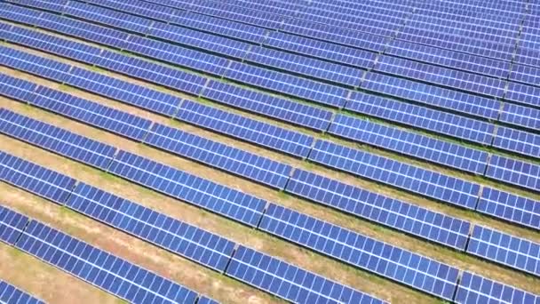 Luchtfoto van zonnepanelen boerderij zonnecel met zonlicht. Drone vlucht vliegen over zonnepanelen veld hernieuwbare groene alternatieve energieconcept - Video