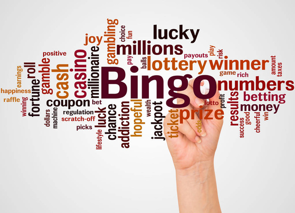 Bingo, słowo cloud i ręka z markerem koncepcja na białym tle.  - Zdjęcie, obraz