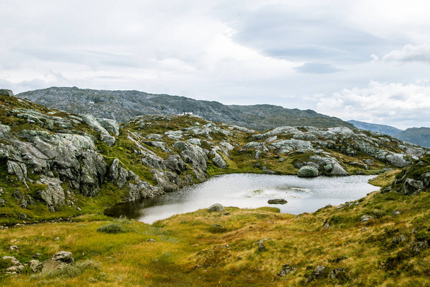 Kaunis syksyn vuoristomaisema pienellä järvellä. Luonnonmaisemat Norjan vuoristossa. Pieni vesi lampi vuoristossa
. - Valokuva, kuva