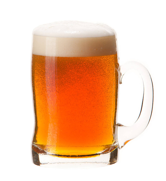 Studený šálek pomerančové pivo s pěnou izolovaných na bílém pozadí. - Fotografie, Obrázek