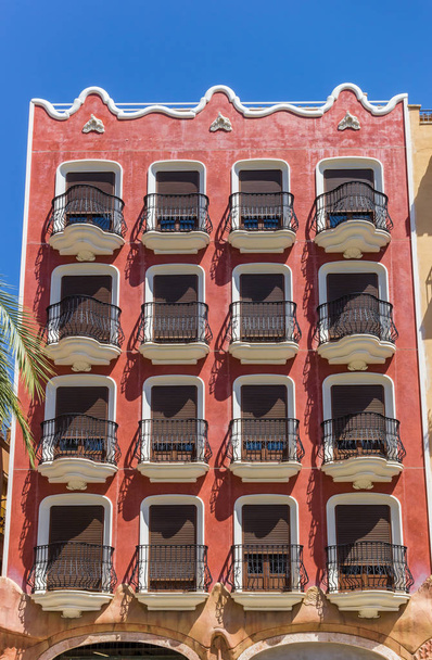 Ayora, İspanya'nın Ana Meydanı'nda kırmızı renkli apartman binası - Fotoğraf, Görsel
