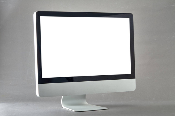 Οθόνη υπολογιστή με κενή, λευκή οθόνη απομονωμένες σε γκρι φόντο και χώρο για εσάς - Φωτογραφία, εικόνα