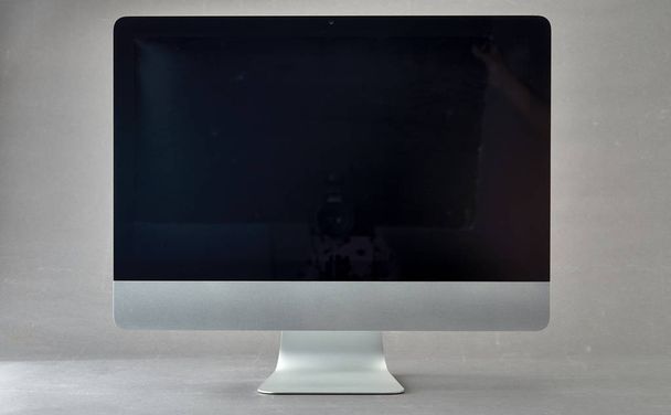 Affichage de l'ordinateur avec écran blanc vierge Isolé Sur fond gris et espace pour vous
 - Photo, image
