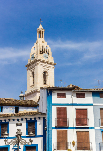 Torre de la Basílica de Santa María y casas azules en Xativa, España
 - Foto, imagen