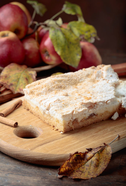 Torta de maçã americana clássica fresca assada. Maçãs, paus de canela e utensílios de cozinha em uma velha mesa de madeira
. - Foto, Imagem