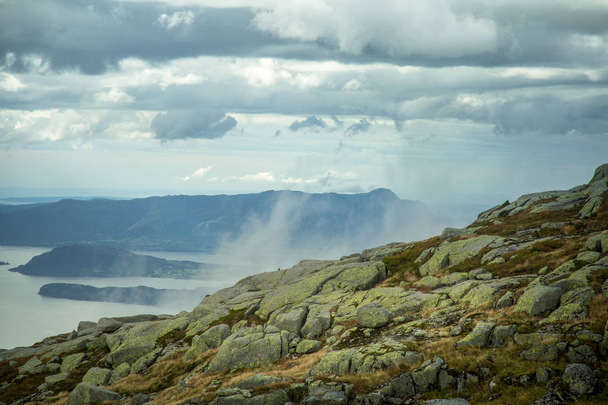 Un hermoso paisaje otoñal en el Parque Nacional Folgefonna en Noruega durante una caminata en tiempo ventoso y lluvioso. Montañas en Escandinavia. Paisajes otoñales en el desierto
. - Foto, imagen
