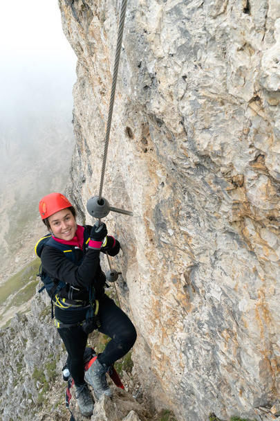 fiatal vonzó női hegymászó az olasz Dolomitokban - Fotó, kép