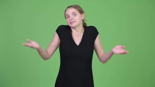 Joven mujer de negocios hermosa encogiéndose de hombros
 - Metraje, vídeo