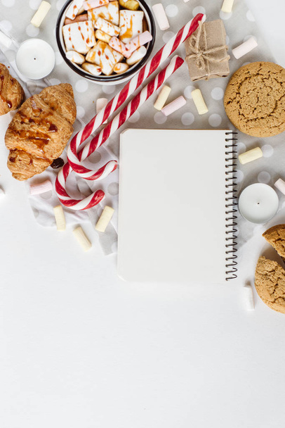 Winterflach lag. heiße Schokolade oder Kakao mit Marshmallow, Kekse, Notizbuch mit weißem Hintergrund. - Foto, Bild