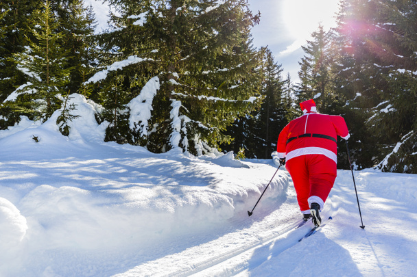 Санта-Клаус Різдво костюми з класичних Північних лижах в сніжної зими гора лижний курорт пейзаж у сонячний день нового року або xmas йде. - Фото, зображення