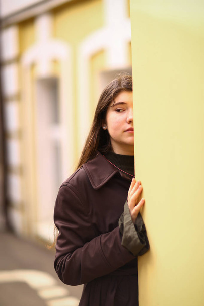 підліток нещаслива сумна дівчина на будинку міського маєтку фон крупним планом портрет
 - Фото, зображення