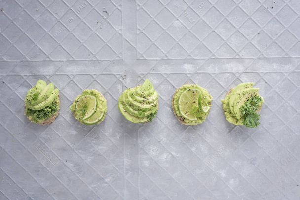 Tortitas saladas de aguacate con hojas de lima y menta
     - Foto, Imagen