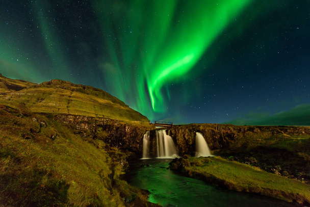 La Luz del Norte en la montaña Kirkjufell Islandia. Increíble paisaje con bandas verdes de Aurora Boreal. Snaefellnes, Islandia
 - Foto, imagen