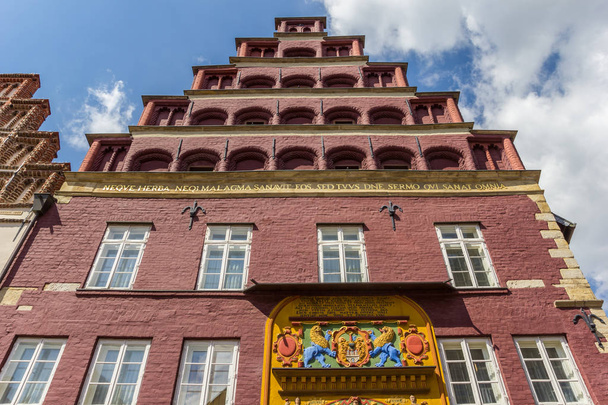 リューネブルグ、ドイツの歴史的な薬局のファサード - 写真・画像