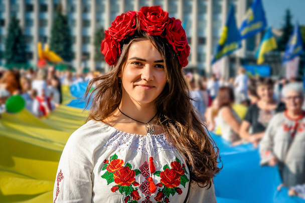  Una chica con ropa tradicional ucraniana en el Desfile de Vyshyvanok
. - Foto, Imagen