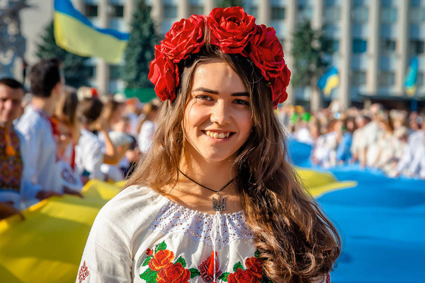  Μια κοπέλα με παραδοσιακή ουκρανική ρούχα κατά την παρέλαση των Vyshyvanok. - Φωτογραφία, εικόνα