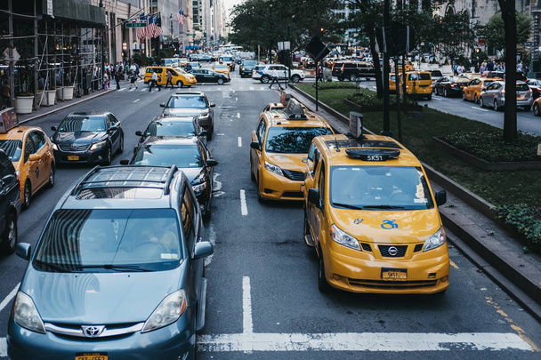 New York, USA - 28. toukokuuta 2018: Keltainen taksi kadulla New Yorkissa. Keltaiset taksit tunnustetaan maailmanlaajuisesti kaupungin kuvakkeiksi
. - Valokuva, kuva