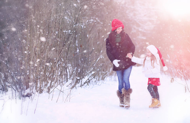Zimní pohádka, mladá matka a její dcera jezdit na saních - Fotografie, Obrázek