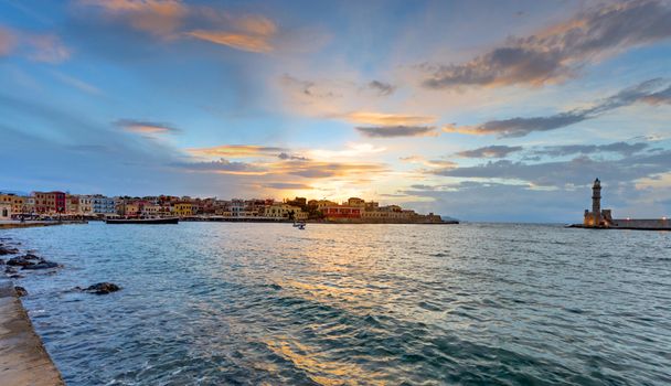 Pôr do sol no porto de Chania
 - Foto, Imagem