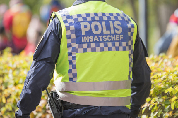 Σουηδική αστυνομία task force commander με αντανακλαστικό γιλέκο. - Φωτογραφία, εικόνα