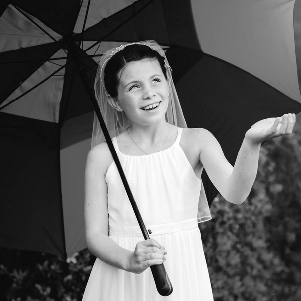 Bir şemsiye altında cemaat elbiseli Genç kız - Fotoğraf, Görsel