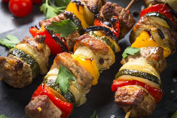 Kebab shish grelhado com legumes em preto
. - Foto, Imagem