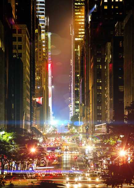 42esima strada a New York con Grand Central e Times Square in lontananza, messa a fuoco nella zona centrale dell'immagine
. - Foto, immagini