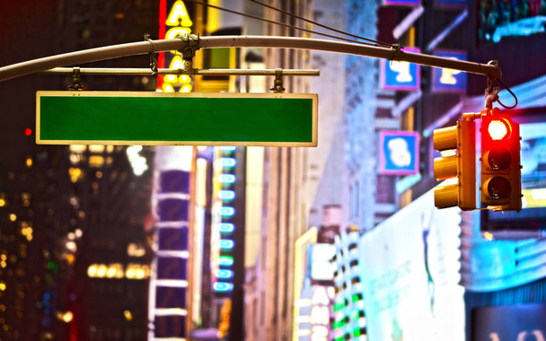 Tyhjä kyltti ja punainen jarruvalo Broadwaylla New Yorkissa yöllä
 - Valokuva, kuva