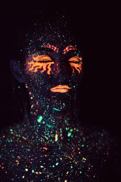 Fluoreszkáló porban festett portré egy lány. Halloween koncepció. - Fotó, kép