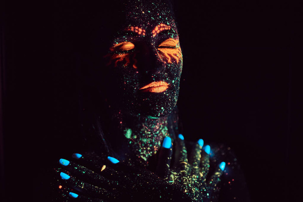 Bir kız portresi floresan toz boyalı. Cadılar Bayramı kavramı. - Fotoğraf, Görsel