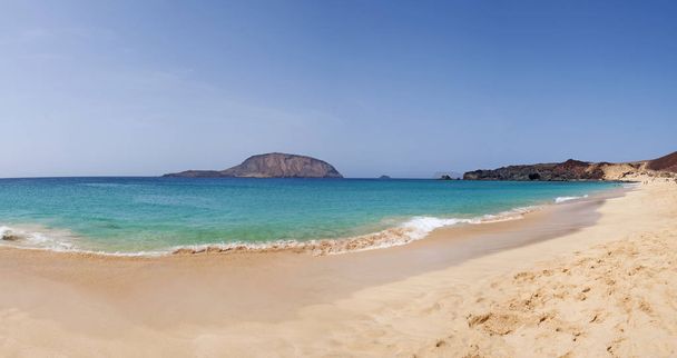 Canary Islands, Spain, 12 / 09 / 2018: panoramic view of the paradise beach Playa de Las Conchas in the north of La Graciosa, the main archipelago island Chinijo, a mile northwest of Lanzarote
  - Фото, изображение