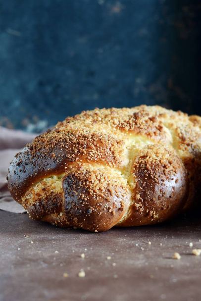 Barhesz vagy a Hala, a hagyományos zsidó édes friss sabbath kenyér kenyér, friss zsemle, vágódeszka. Briós kenyér a reggeli. Ezek arany máz sült kalácsot büszkélkedhet zsemle  - Fotó, kép
