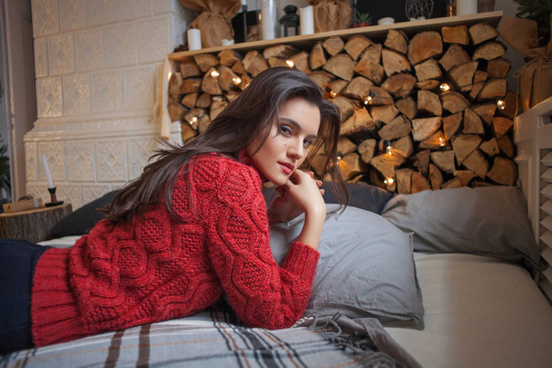 Beauty fashion woman with Christmas gift box, new year tree back - Valokuva, kuva