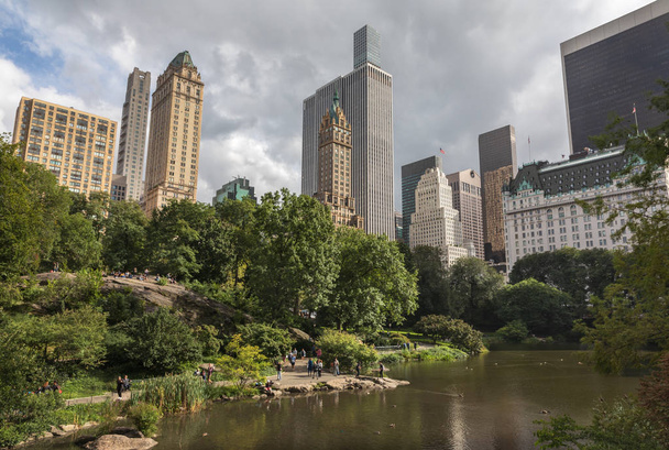 New York, Usa - 24 září 2018: Rybník v central parku v New Yorku. Central Park a panorama Manhattanu. Midtown Manhattan skyline pohled z Central parku - Fotografie, Obrázek