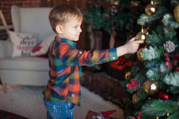 beautiful boy on christmas decorated room - Foto, Imagen