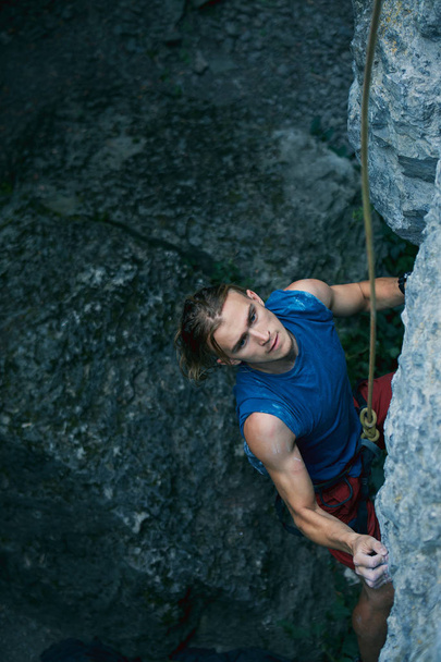 sziklamászás. ember Ringat Mászó, hegymászás a kihívást jelentő útvonalon a mészkő falon - Fotó, kép