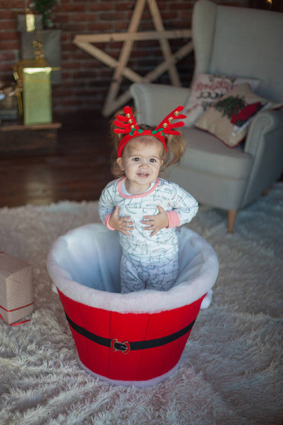 красивый ребенок на Рождество украшенный номер
 - Фото, изображение