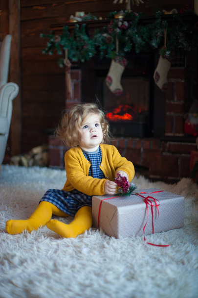 beautiful baby on christmas decorated room - Foto, afbeelding