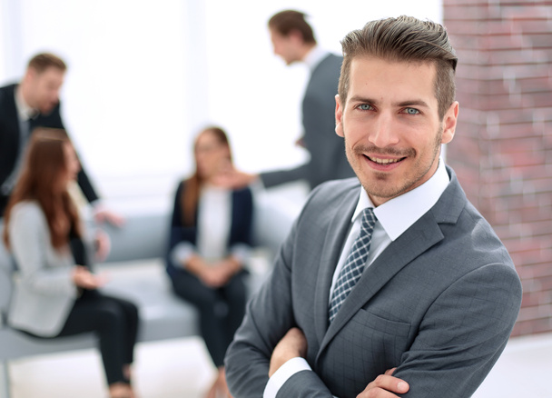Young man in business suit smiling - Foto, Imagen