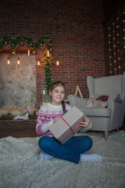 beautiful girl on christmas decorated room - Fotó, kép