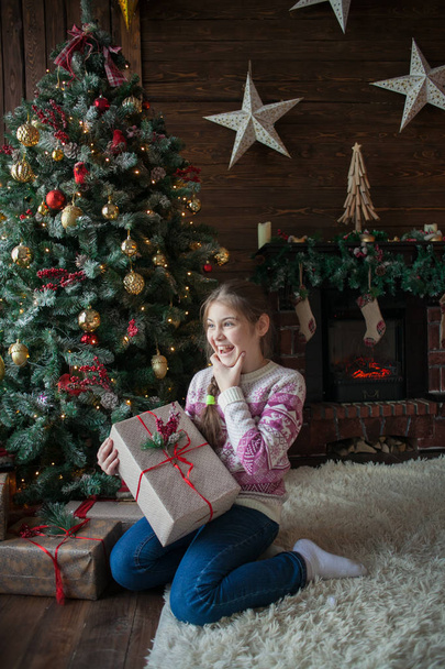 beautiful girl on christmas decorated room - Φωτογραφία, εικόνα
