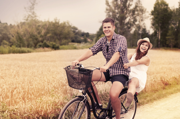 ζευγάρι έχει τη διασκέδαση ιππασία με το ποδήλατό - Φωτογραφία, εικόνα